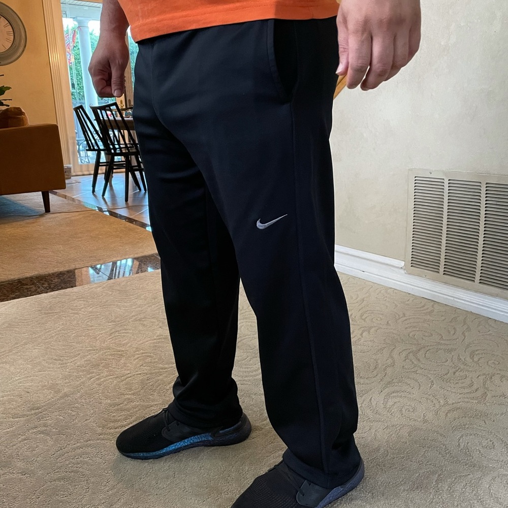 Nike sweatpants black size Medium (therma-fit)